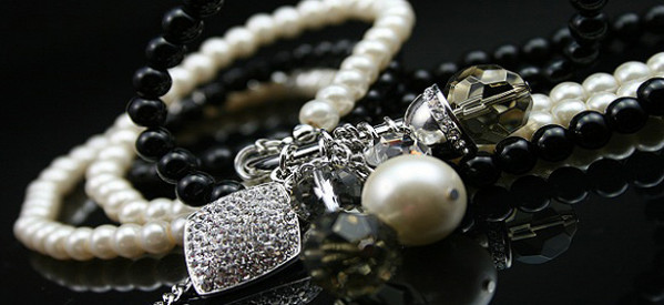 Mit edlem Schmuck die eigene Schönheit unterstreichen Mit edlem Schmuck die eigene Schönheit unterstreichen